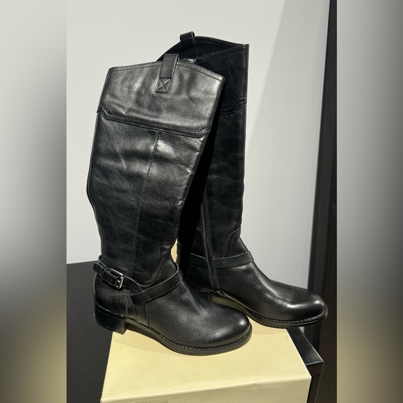 Stylish new never worn leather boots in size 6.5 - Picture 3 of 5